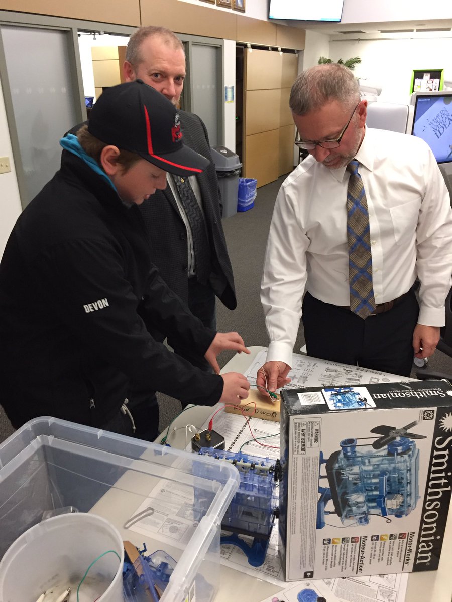 SMS Ss did an amazing job sharing their #deeperlearning w <a href="/HanoverSD/">Hanover School Division</a> Board. #makerspace #handsonlearning #hsdlearns