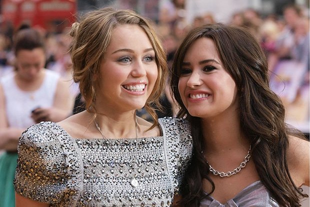 idolator's tweet photo. Cringe. @MileyCyrus blows @ddlovato off at Women's March LA by saying she's got to pee: https://t.co/OQYRq9SYS4 https://t.co/BguzsjEIgn