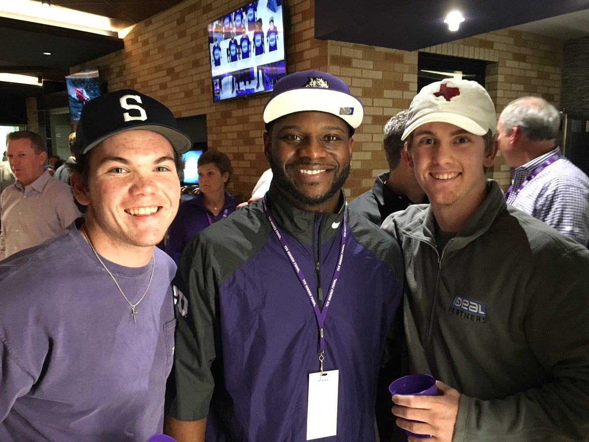 jeremy_slemmons's tweet photo. Not everyday you meet a Hall of Famer #LT https://t.co/k8lqKDVoIs