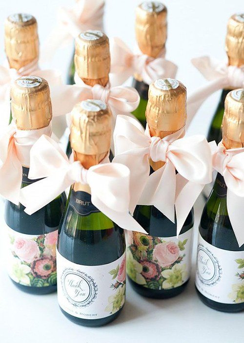 Wedding Favours  - crowd pleasing! #Alcohol #champagne #WeddingFavours ow.ly/2ZXc308MtCV