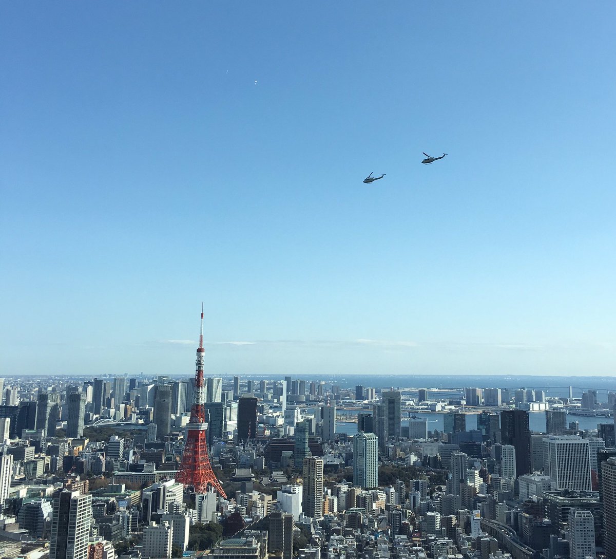 AIRPAS_HQ's tweet photo. 快晴の中、米海軍UH-1によるフォーメーションフライトです✈️ https://t.co/1aOKvquAqQ