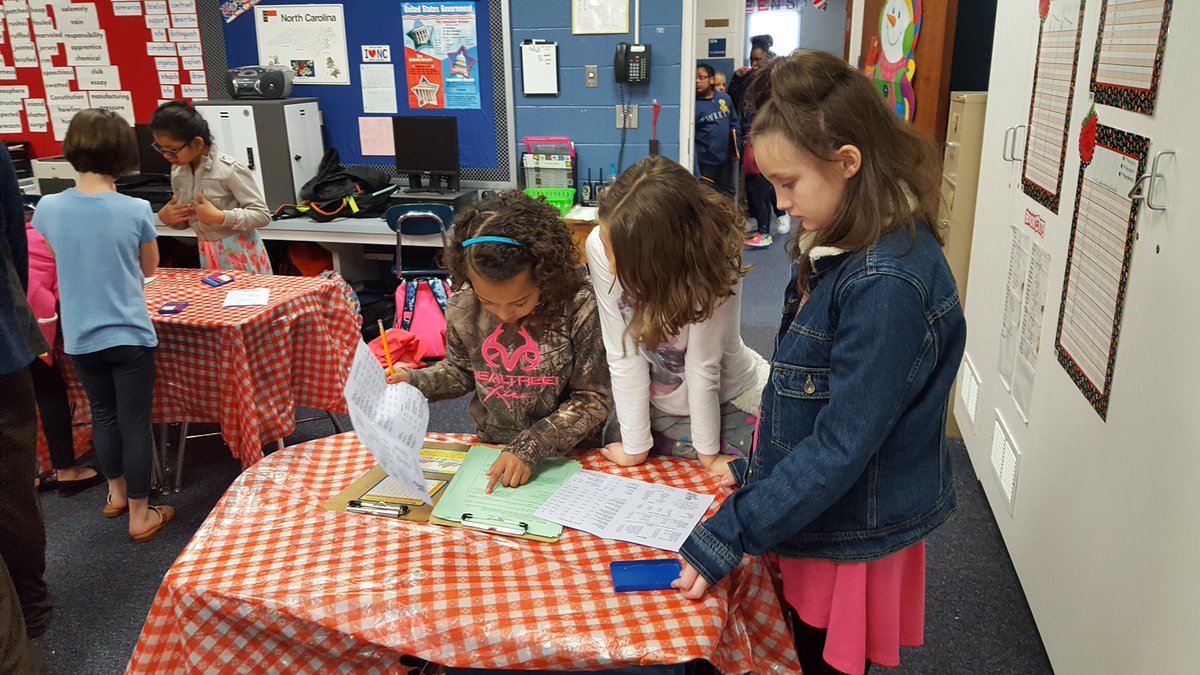 ECUcrystalECU's tweet photo. The students loved visiting our restaurant at the Mall Marathon.@EdwardBestFCS @FCSchoolsNC #ROCKmath @adamdovico @drvcjones @pmubenga https://t.co/3uGCIF9CYH
