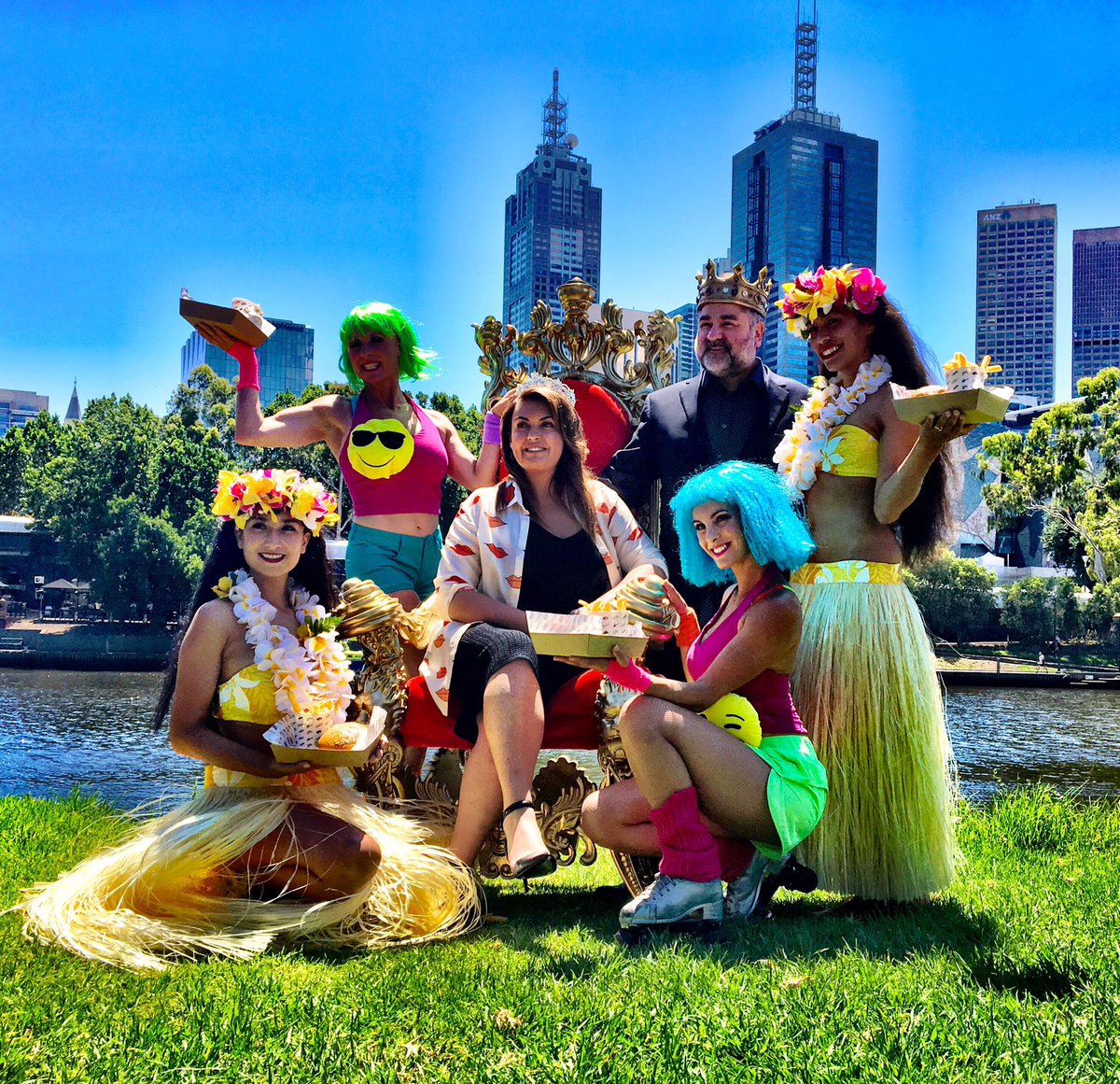 SirBuddyBates's tweet photo. #Melbourne meet your Monarchs. #Guygrossi & #Karenmartini are the #moomba2017 #King and #Queen. https://t.co/3yBnXB1qSt
