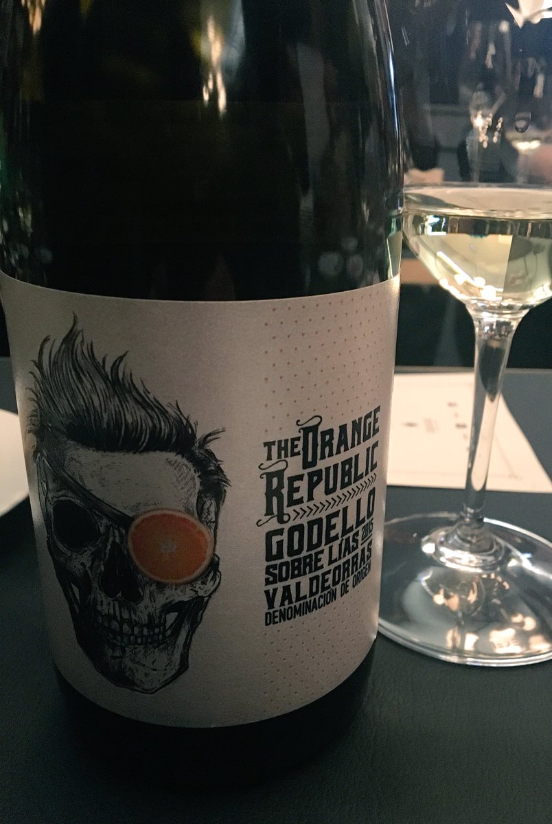 Primicia absoluta de <a href="/BodegasCasaRojo/">CasaRojo</a> <a href="/CasaRojoMX/">Casa Rojo México</a> <a href="/WineGurusMex/">Wine Gurús México</a> Godello sobre lías de #Valdeorras The Orange Republic @menueluniversal