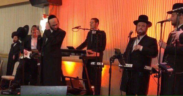 Lifting it away tonight in Willy is <a href="/MenachMoskowitz/">Menachem Moskowitz</a> lead &amp; the <a href="/ZemirosGroup/">Zemiros Choir</a> music by the fantastic @Levi_Lesin with <a href="/pinnymandel/">pinny mandel</a> on guitar