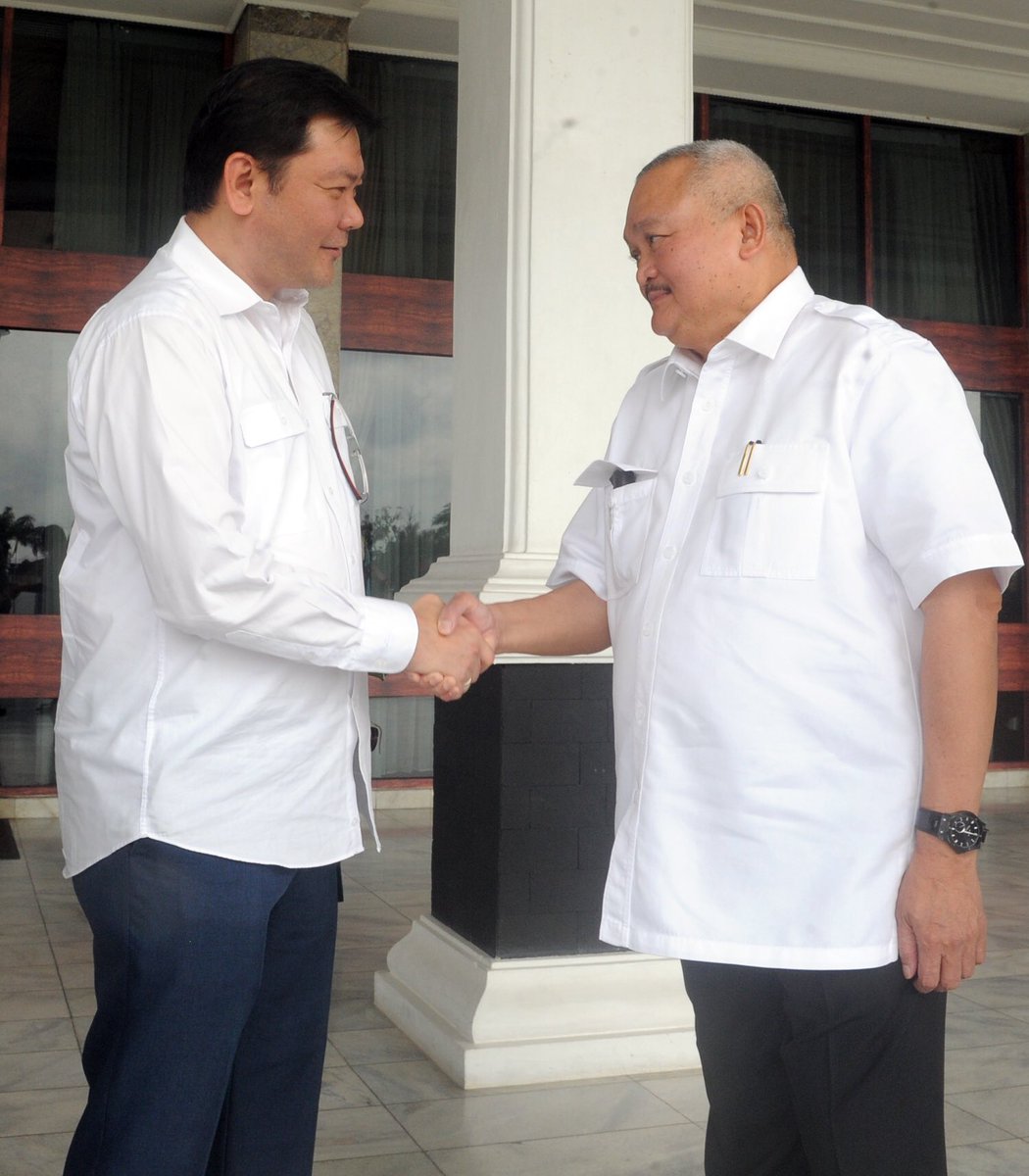 AgusfotoSumsel's tweet photo. Gubernur Sumsel H @alexnoerdin saat menerima Kepala Badan Restorasi Gambut Nazir Fuad di Griya Agung Palembang, Rabu (08/02) https://t.co/ilDCGfFRaQ