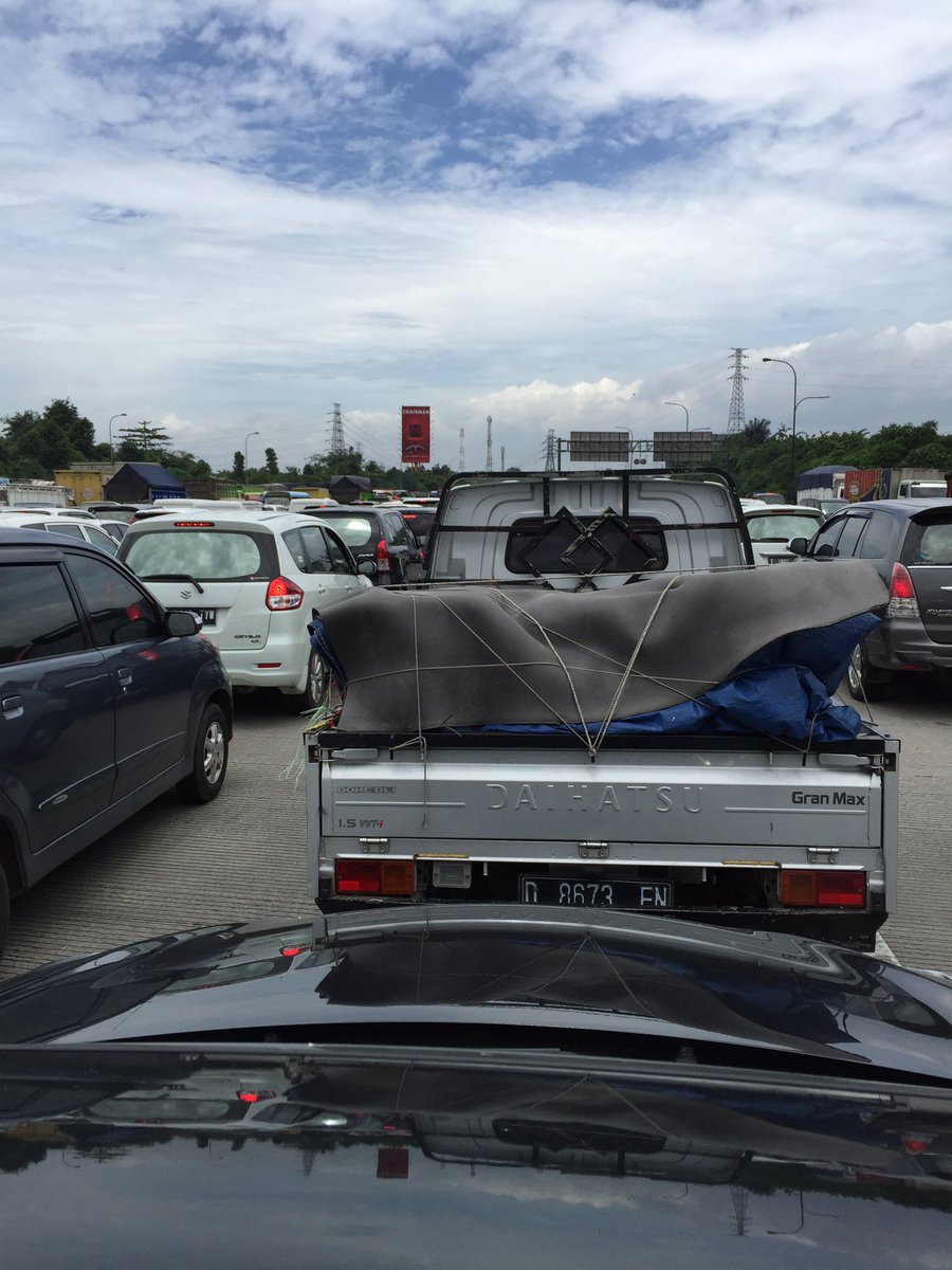 laurentjsg's tweet photo. @TMCPoldaMetro gate Cikarang Utama arah jakarta macet parah https://t.co/y1VZjpPwRF