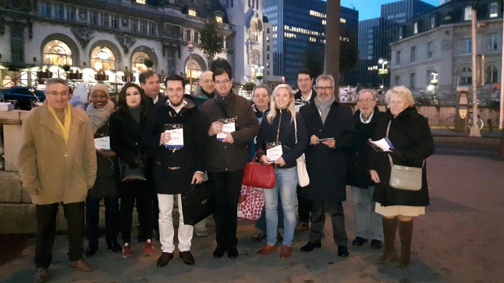 MldAymeric's tweet photo. Tractage de soutien à François Fillon ce matin devant Gare de Lyon ( #Paris12 ) avec les militants de l'Est de Paris https://t.co/JnnJ9pz7co