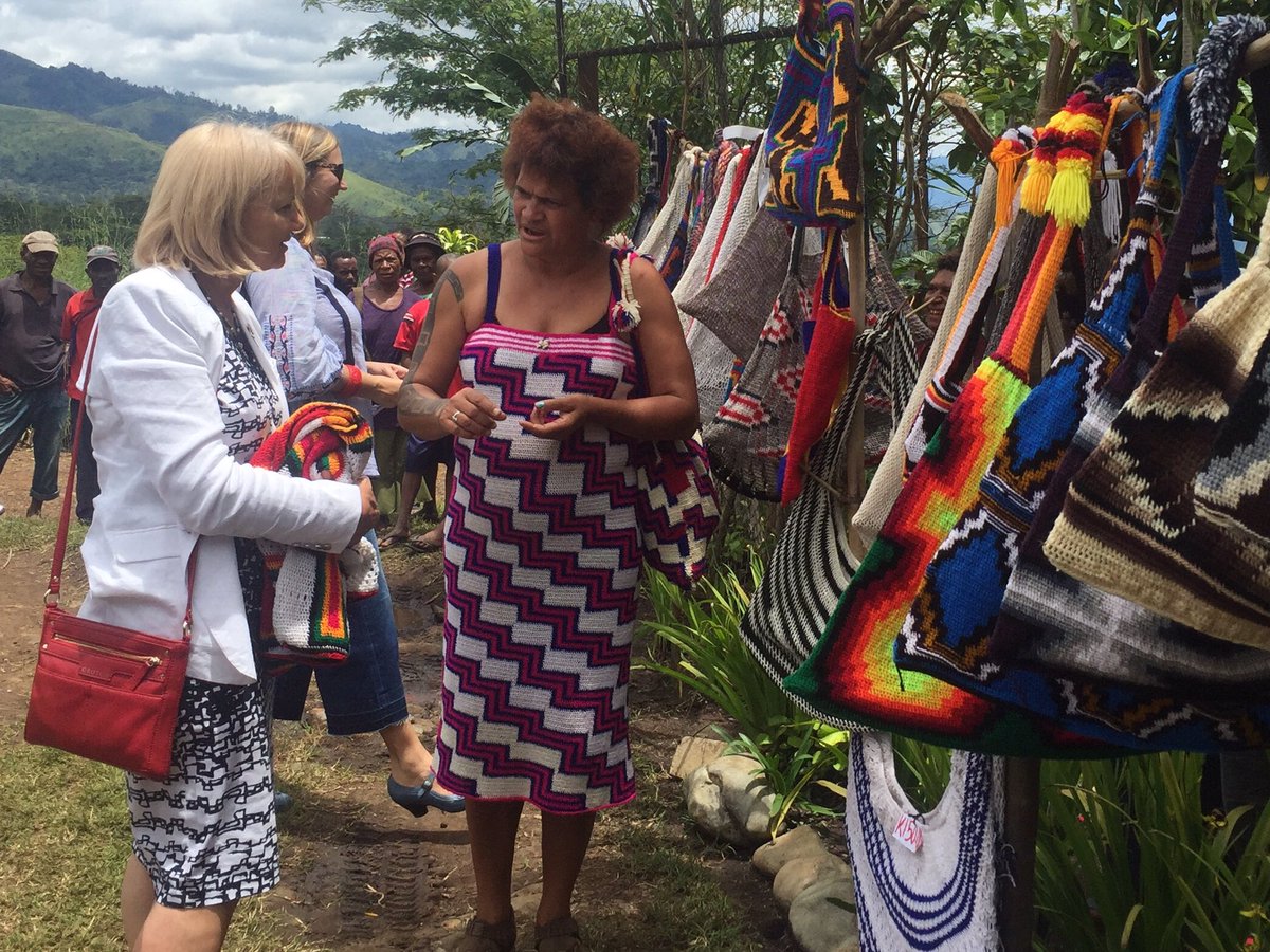 AusAmbGender's tweet image. Inspired by #PNG women, superb craft creators as #bilum weavers in Goroka. #pawameri #WomensEmpowerment