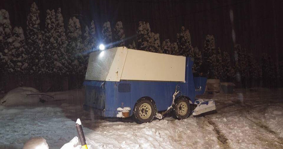 A Canadian farmer was pulled over for using a Zamboni to clear a snow-covered street. 🇨🇦 😂 thesco.re/2k13vJk