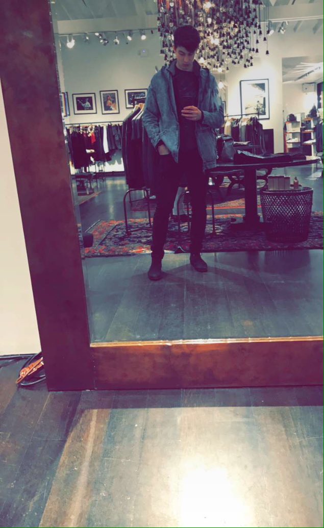 MendesArmyUpd's tweet photo. Nueva foto de Shawn en Snapchat https://t.co/e31x2w0TP9