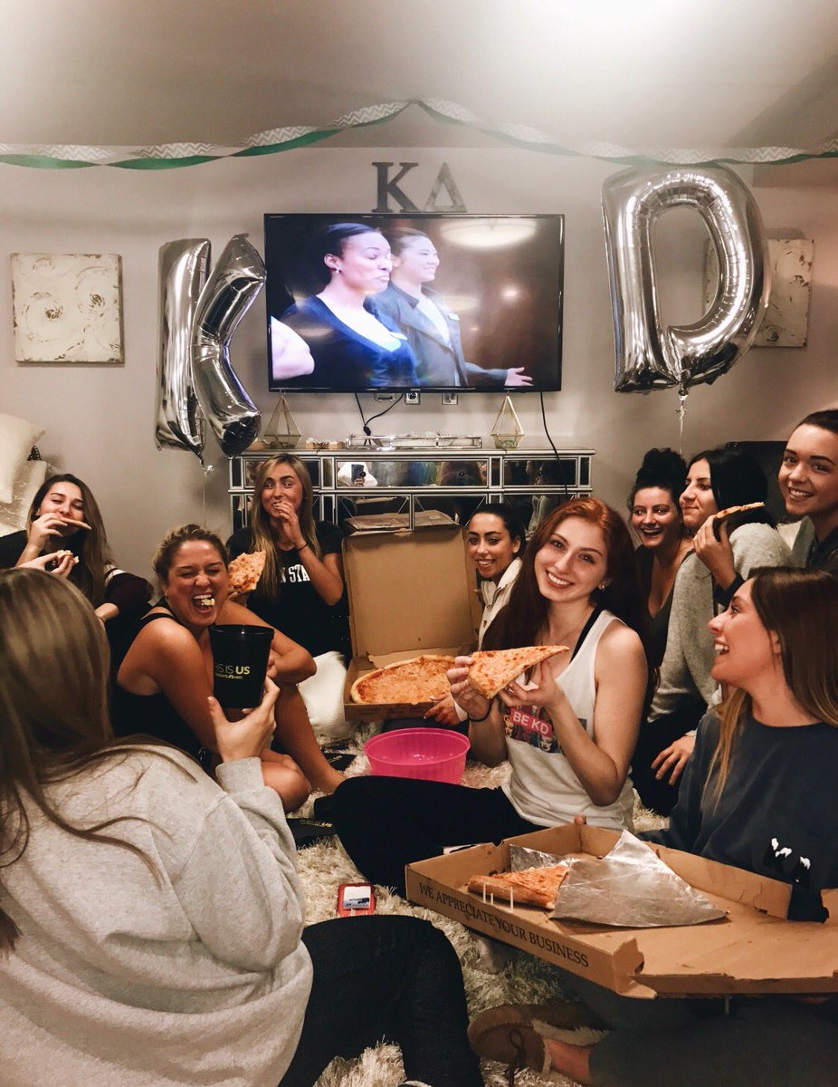 It's a watch party🍕can't wait for next week's episode of This Is Us! Thanks for pizza and goodies  #ThisIsSisterhood #KappaDelta #Contest