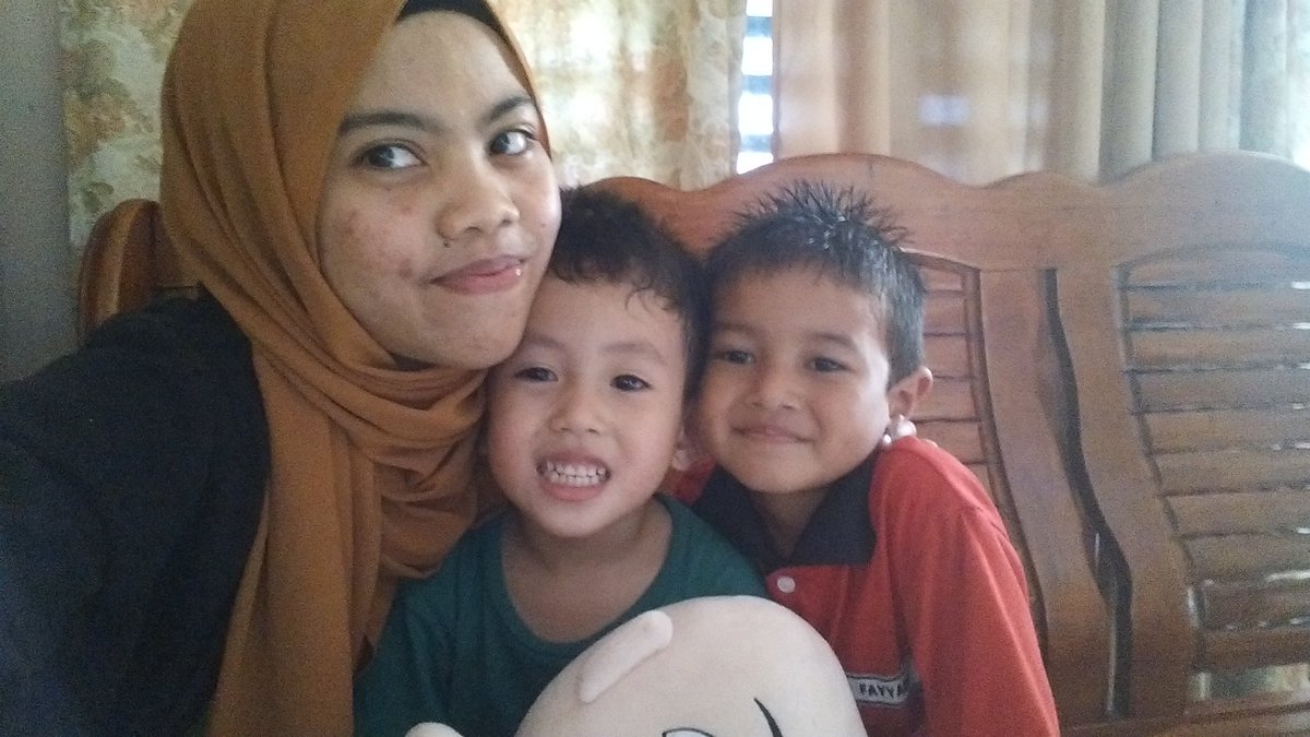 Shera_twt's tweet photo. Kakngah!Jom ambik gambar jap!
Dan aku pun lari ke bilik ambik shawl dan lilit.
#melayan
#calonibumithali https://t.co/A5mv34Tggn