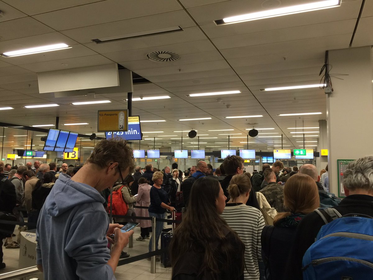 rrbovet's tweet photo. Is je vlucht lekker op tijd, zit er maar 2 man #schiphol #Marechaussee https://t.co/0Favjta5h9