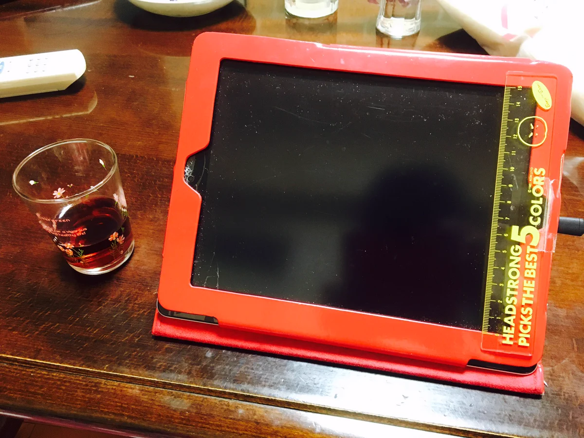 広告を物理的にブロックｗ母親に貸したiPadに定規が貼られてて笑うｗｗｗ