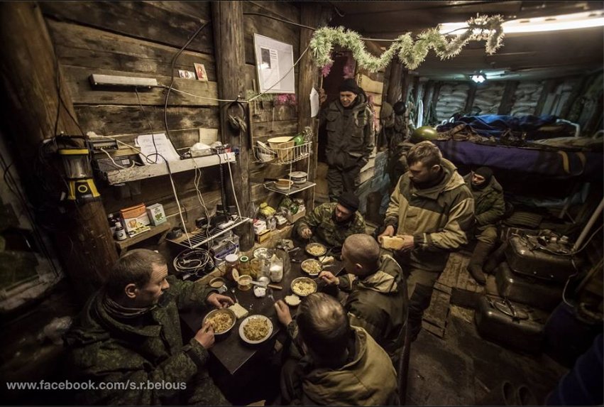 Как живут люди на сво. Блиндажи на Украине. Украинский военный в блиндаже.