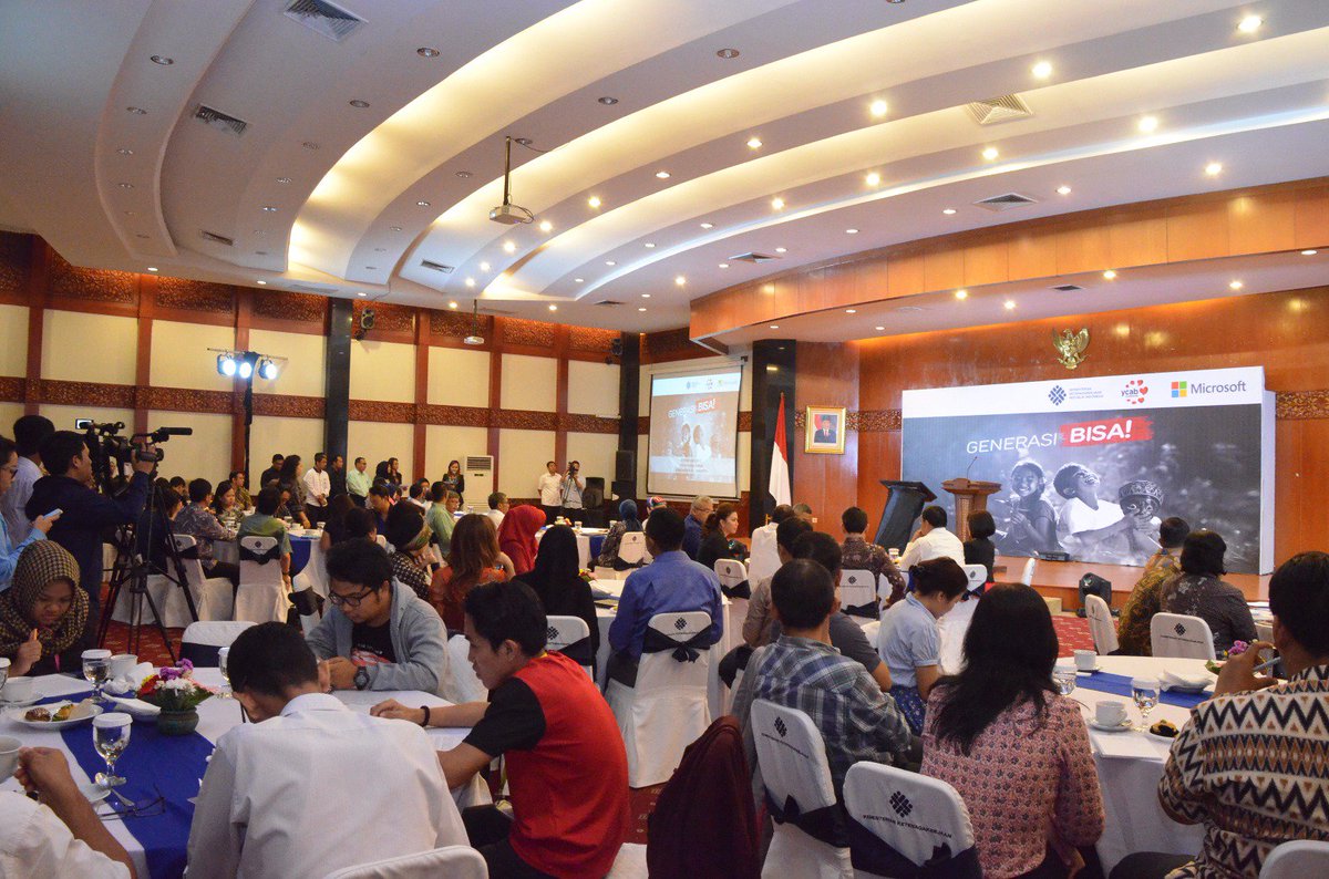 Acara ini diprakarsai <a href="/KemnakerRI/">Kementerian Ketenagakerjaan RI</a> , <a href="/MicrosoftID/">Microsoft Indonesia</a> diwakili Andreas Diantoro &amp; Yayasan Cinta Anak Bangsa(YCAB) diwakili Veronica Colondam(8/2)