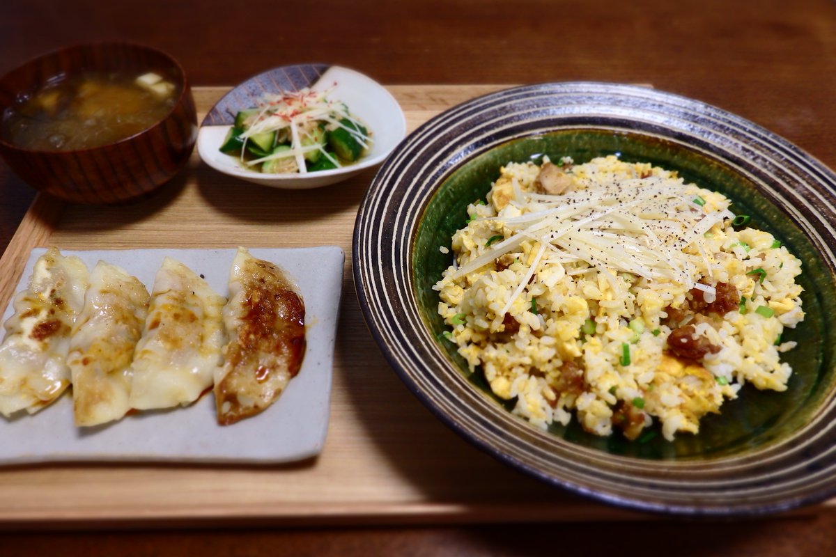 トータス杉村 No Twitter 昨晩作り過ぎた餃子とから揚げを使いから揚げ炒飯と羽根つき餃子に挑戦 主菜 から揚げ炒飯 汁物 おぼろ昆布のお吸い物 副菜 羽根なし餃子 副菜 きゅうりとなめ茸和えの白ネギのせ メモ 羽根つき餃子失敗 水溶き片栗粉の量が多く