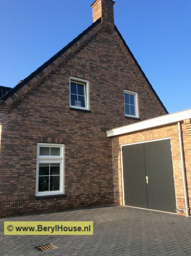 Geleverd door <a href="/BerylhouseNL/">Beryl House</a> met <a href="/WienerbergerNL/">Wienerberger NL</a> stenen en <a href="/RobenNederland/">Röben Nederland</a> <a href="/RoebenKlinker/">Röben Tonbaustoffe</a> dakpannen!