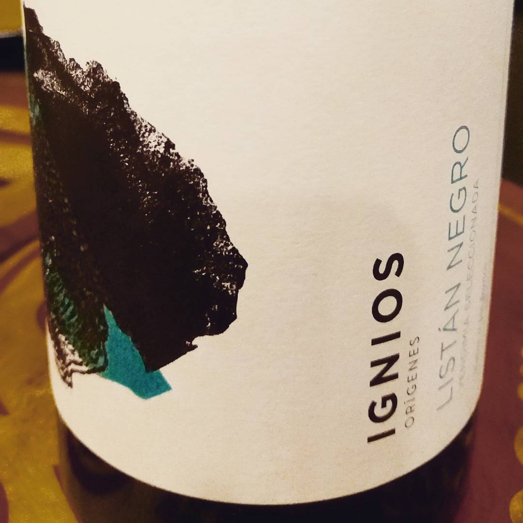CDecantado's tweet photo. Ayer reincidimos en vulcanismo en la afterparty del rodaje de #instacata4 @IgniosOrigenes Listán Negro 2014 @DoctorCerebrus @M10audiovisual https://t.co/W1fqjC9DEF