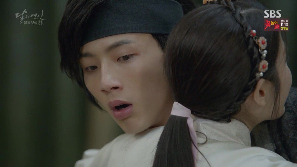 koreandreamy's tweet photo. Back to the time when our Hae Soo bravely saved Wang Jung🙌🏼 he could've lost his arm!😱 #ScarletHeartRyeo #MoonLovers https://t.co/yndsY3U563