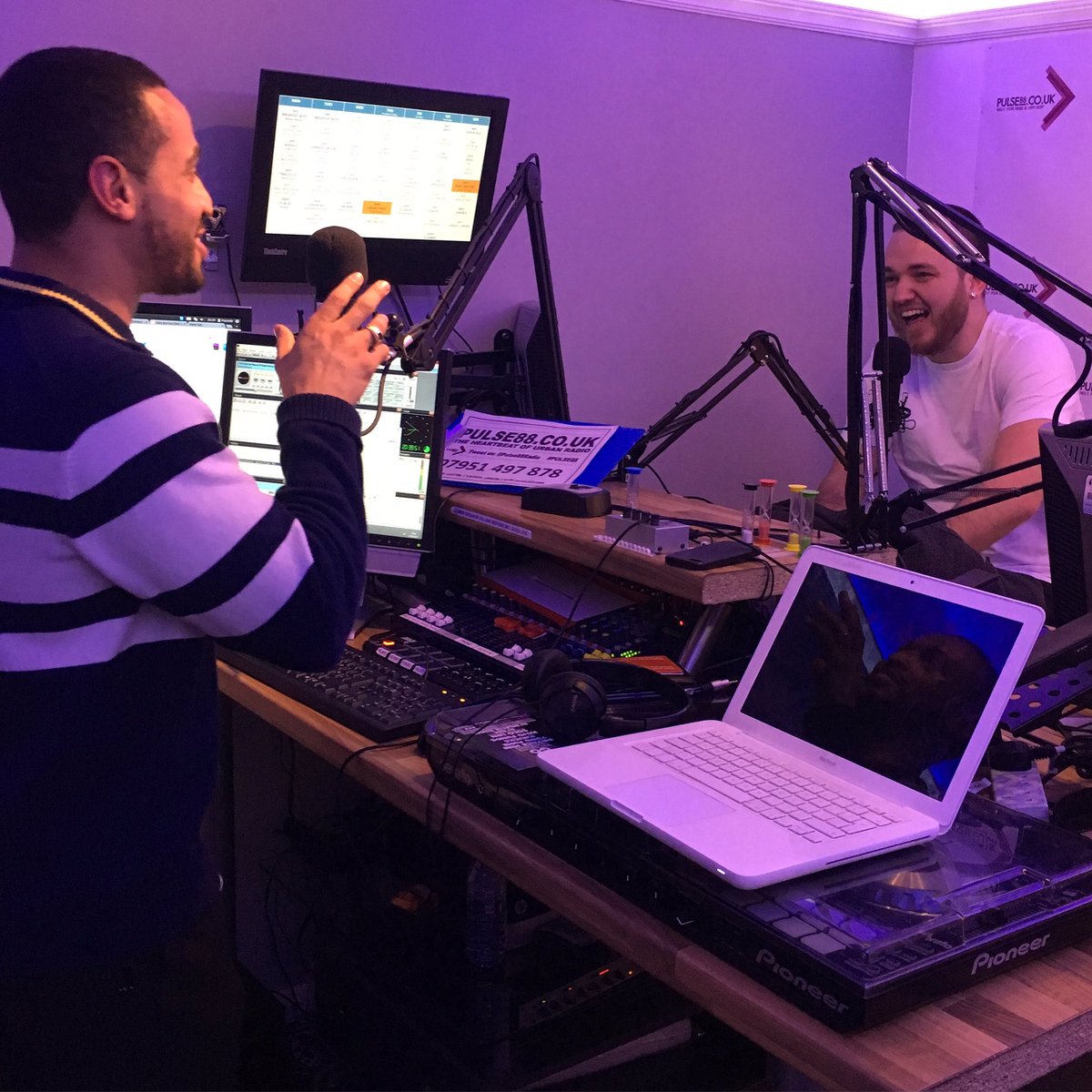 Poetic_Unity's tweet photo. Our founder @RagzCV brought some talented young poets w/ him on @YourHostRob show on @Pulse88radio last night π#PoeticUnityRadioTour #Date10 https://t.co/Ocj2QZhp23