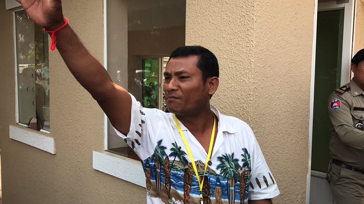 LICADHOCanada's tweet photo. Chan Puthisak, rep of Boeung Kak who was beaten by security guards on 10/10/16 goes in Phnom Penh Court to be interrogated by prosecutor https://t.co/cLC39wuWTL