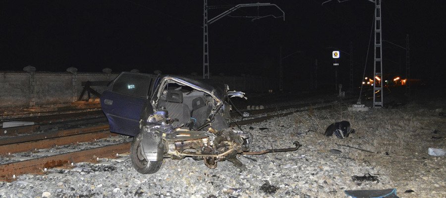 A3Noticias's tweet photo. Mueren dos jóvenes tras ser arrollado el coche en el que viajaban en un paso a nivel en Palencia ► https://t.co/kVZZub5lp0 https://t.co/97eI1G6Fkn
