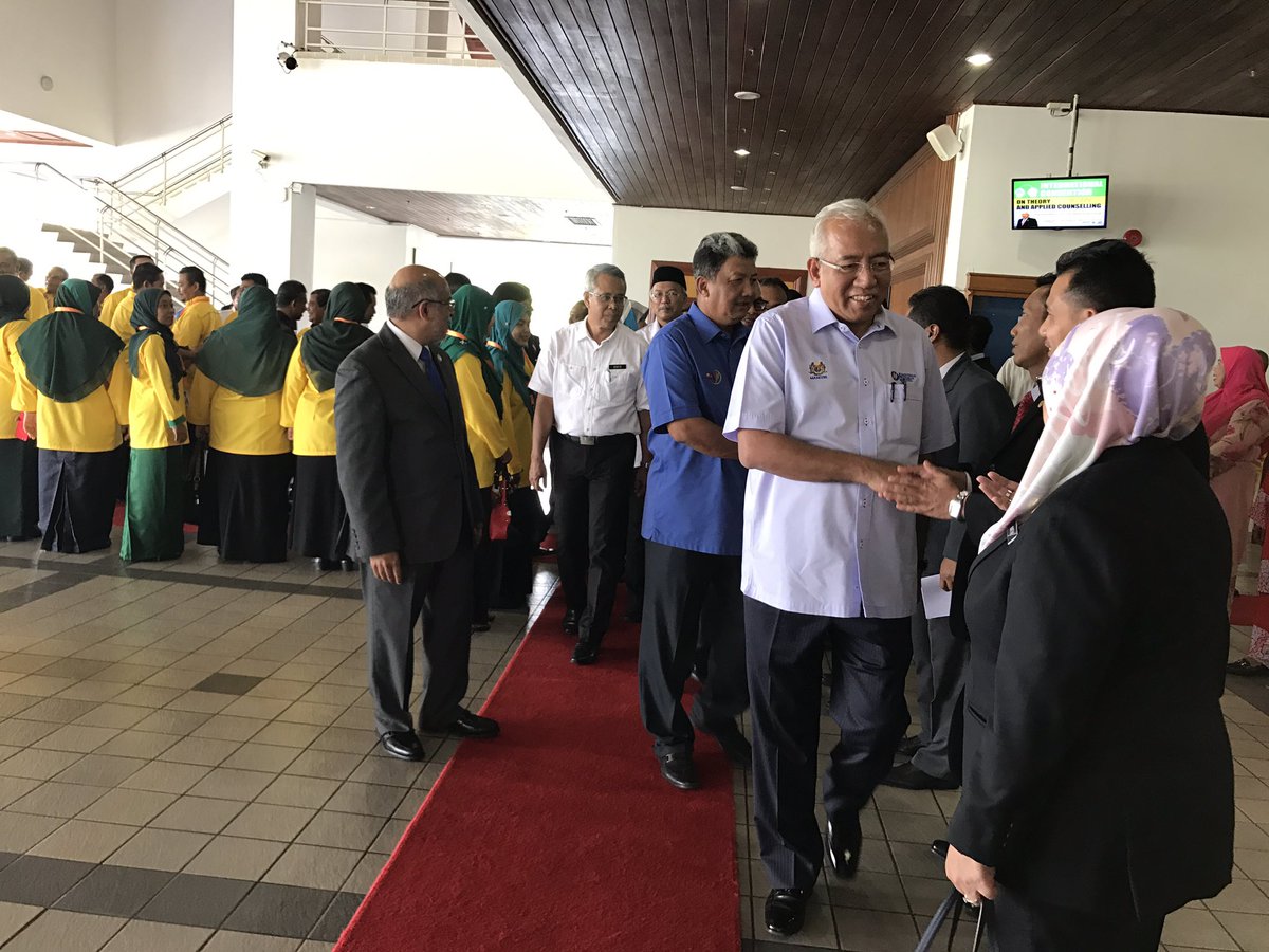 PMPComm's tweet photo. DS @MahdzirKhalid tiba di Perasmian Penutup International Convention On Theory & Applied Counselling #ICTAC 2017 di Dwn Mas, #UUM https://t.co/SaLcoJP2vt
