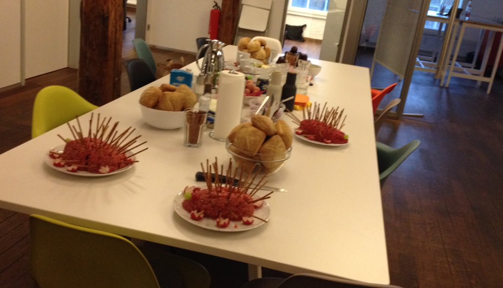 StoryDOCKS's tweet photo. Allmonatliches StoryDOCKS-Frühstück: Die Igel sind angerichtet, wir bitten zum Mettwoch! 🍽 https://t.co/pN9kF6b3yW