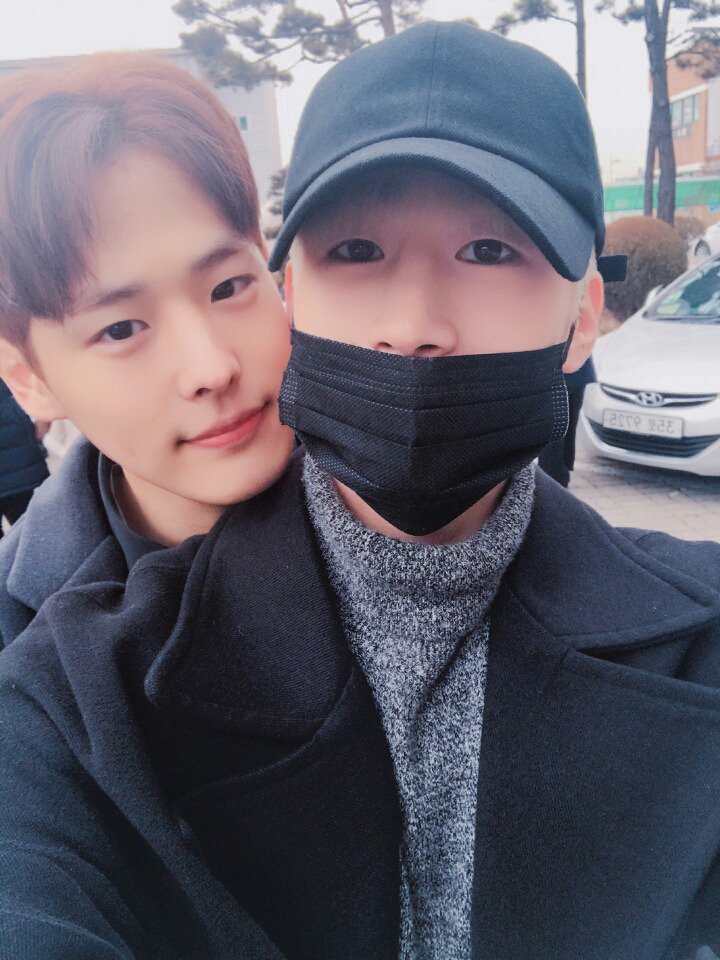 [#병찬] 다들 뭐하고 있나요?
저는 한세 졸업식을 다녀온 후 연습실에서 연습 하는 중입니다!! 
많은 분들의 축하를 받고있는 한세를 보니 제가 다 뿌듯하네요 ㅎㅎ 
우리 진짜 얼른 만나여!! 다들 따뜻하게입고 감기조심하고 사랑해 ♥