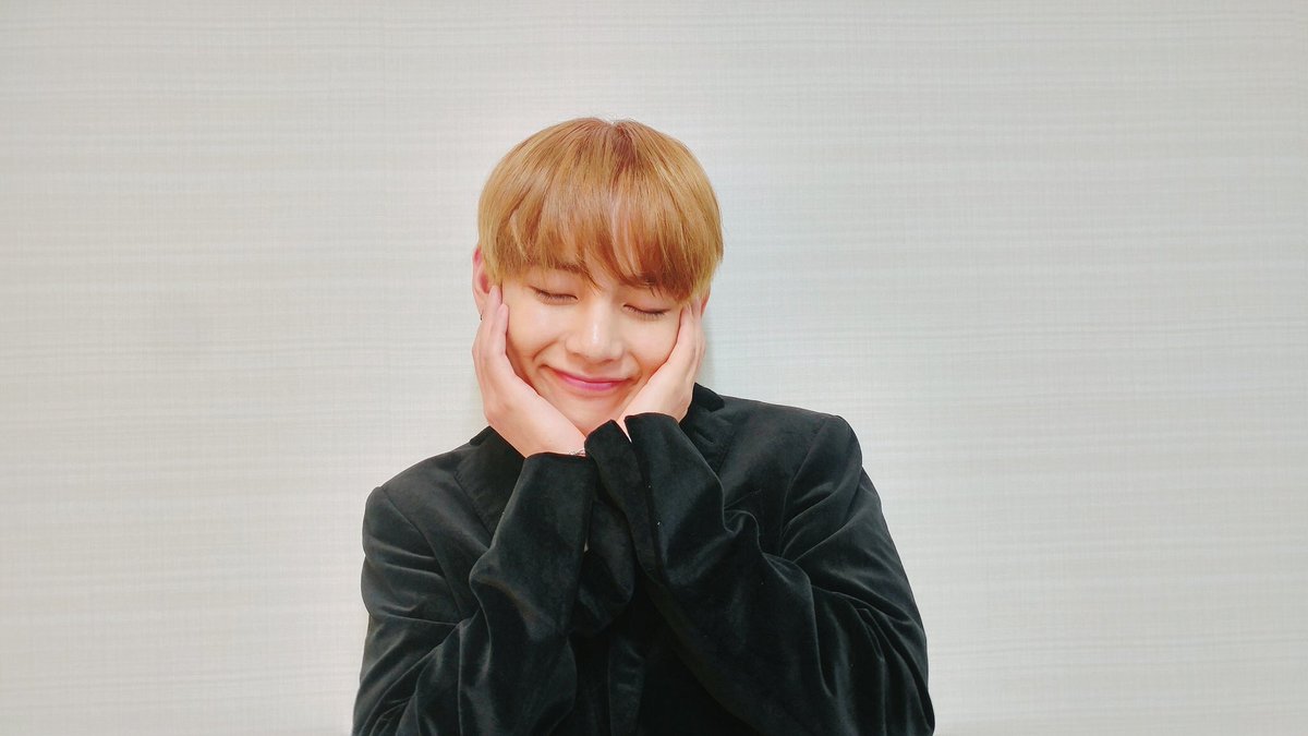 astraiuos's tweet photo. Vantastic_V: RT babyv951230: RT PLZ) 😇방탄소년단 웡즈콘😇 첫콘티켓 양도구해요! B/T/S 구역 찾았습니다! 천사님 디엠주세요^^ #방탄소년단 #웡즈콘 #BTS #WINGSto… https://t.co/vjZVua9p24