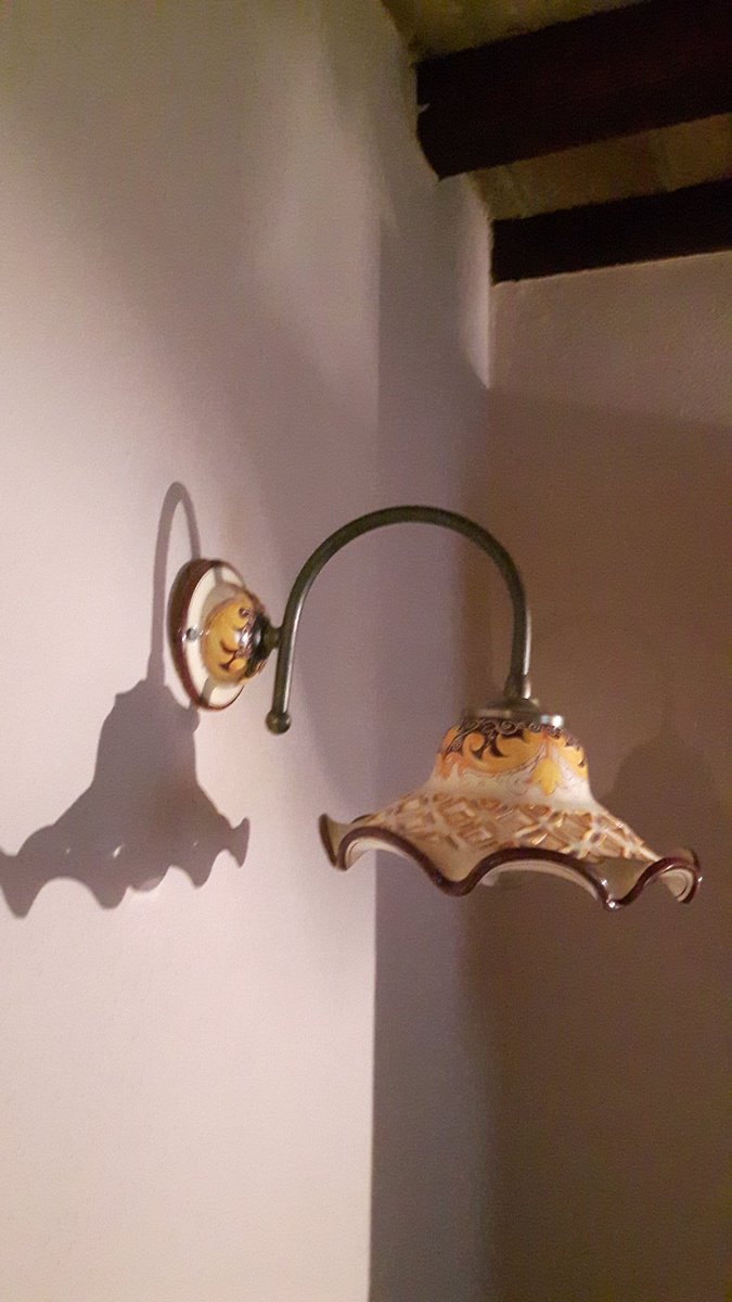 Applique realizzata interamente a mano. maiolinda.it