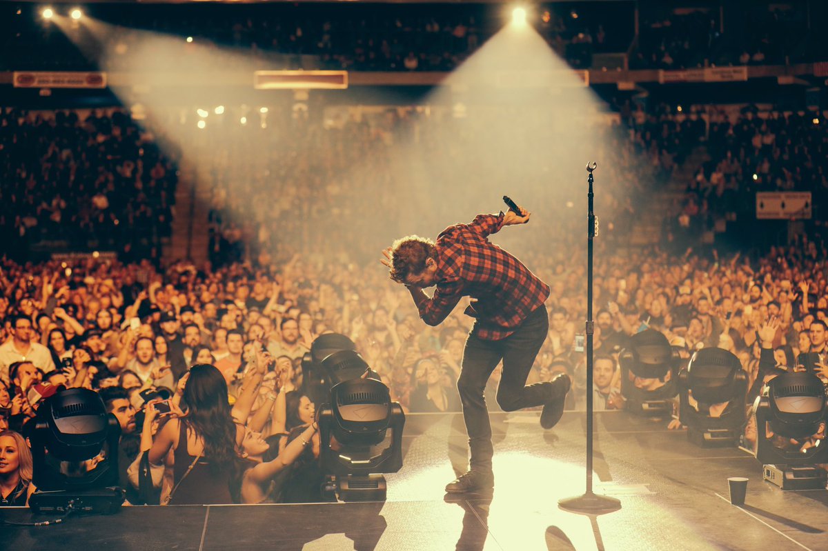 DierksBentley's tweet photo. may have discovered my new fav canadian town. PENTICTON, BC. just down the road from kelowna. crazy wild ass tues crowd. #okanaganlifestyle. https://t.co/BNx3nqohSY