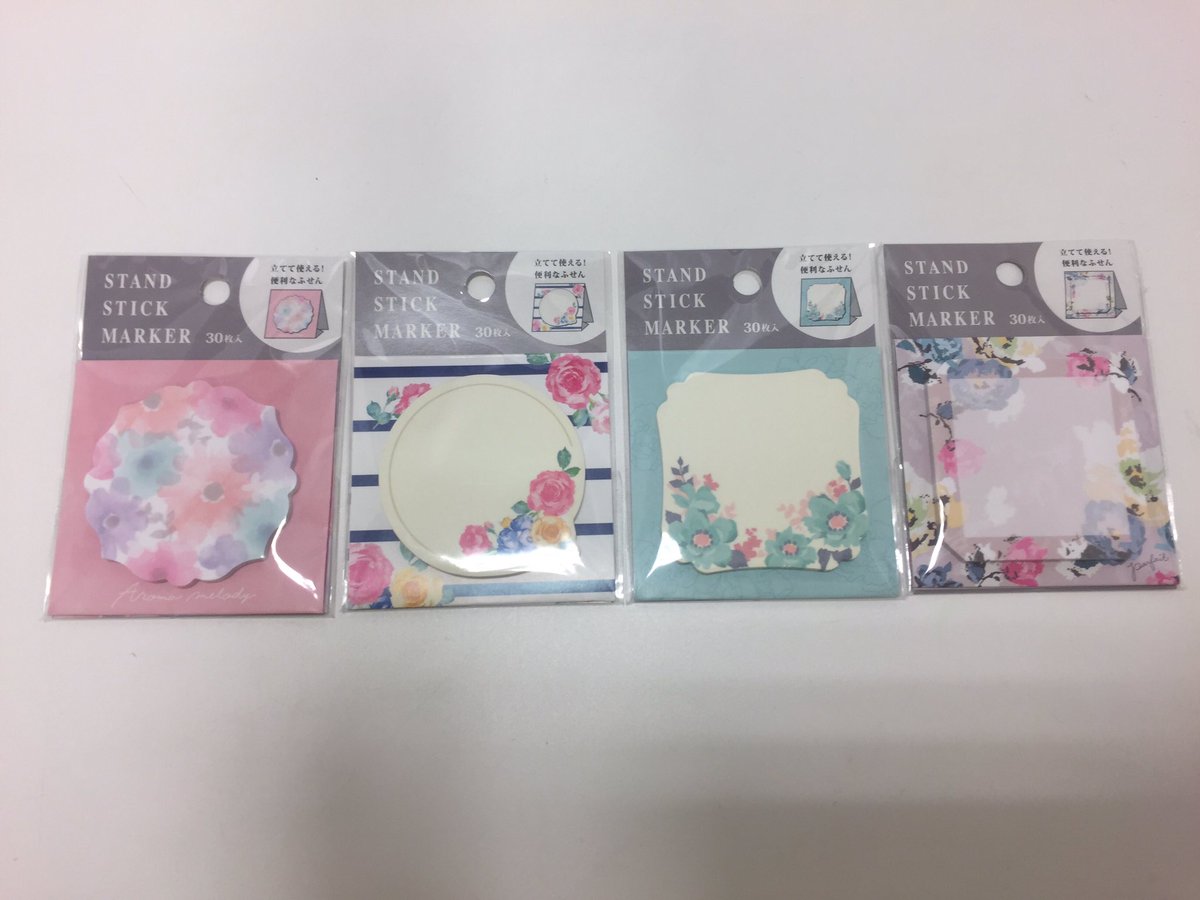 京都ロフト 今日は 3階文具売場にて 最近発売になりました付箋のご紹介いたしまーす まずはエレガントな花柄の付箋 こういう綺麗めの付箋ってなかなかお目にかからない気がするので 嬉しいですよね 机に立てておいておけば 使いたい時に使いやすい