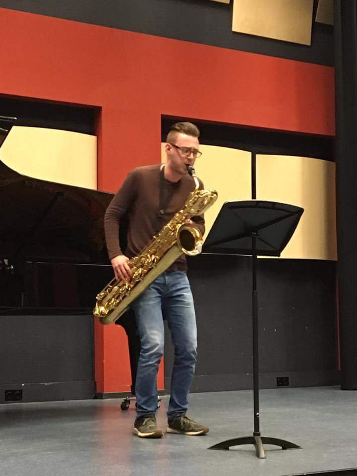 TomSanderman's tweet photo. First Baritone sax experience! https://t.co/x32k7qv5sL