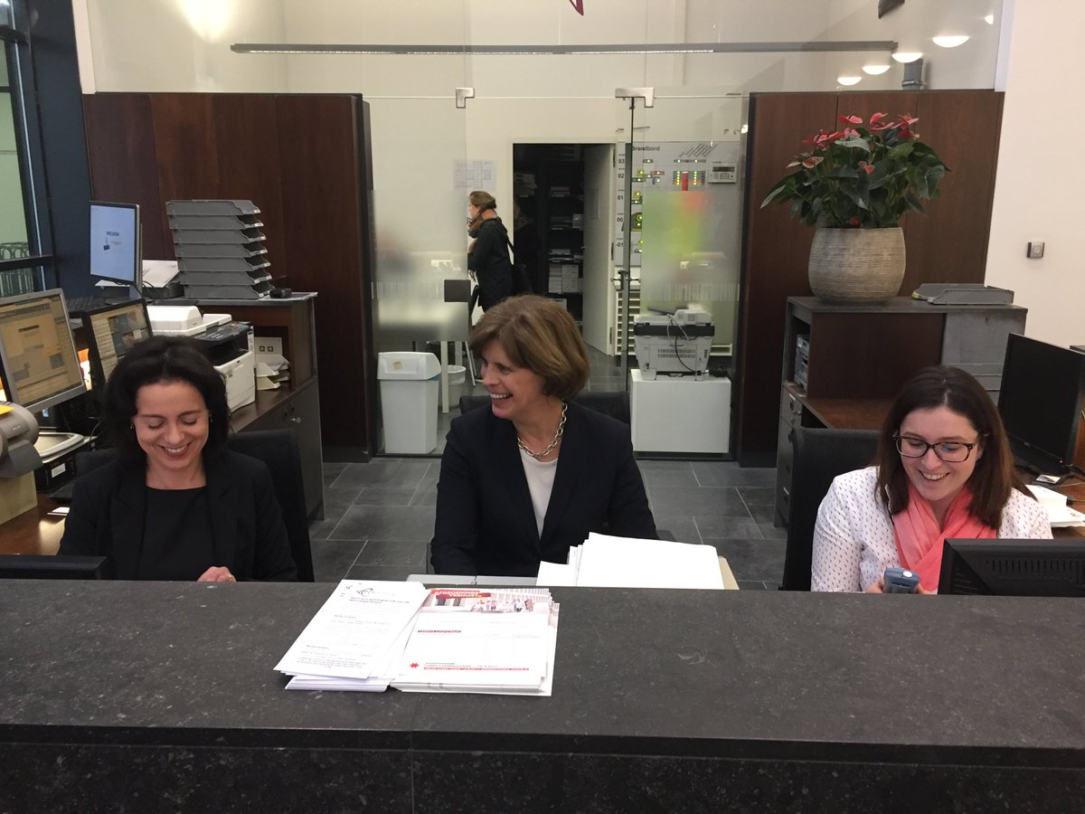daveallegaert's tweet photo. Onze CEO Inge Buyse helpt u vandaag bij het onthaal @azgroeninge #weekpresentezorg #gotothegemba https://t.co/7A7q1rfnAa
