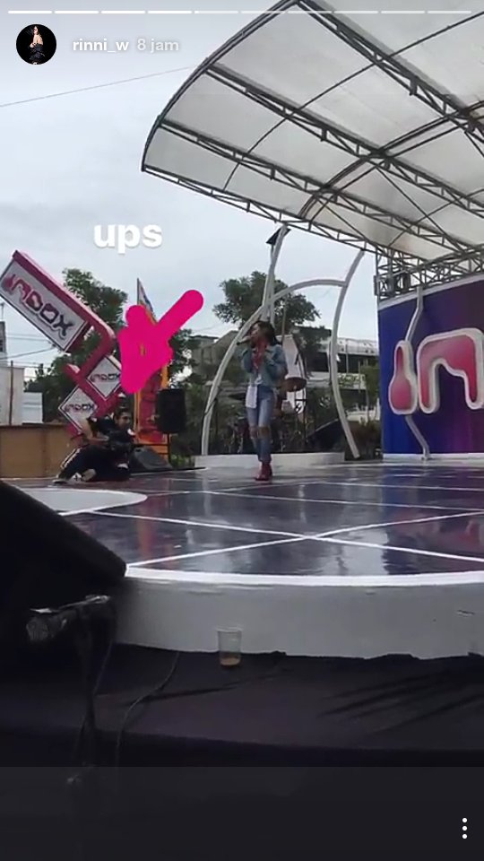 aniesa_27's tweet photo. Kameramen nya jatoh .. kasian malu banget pasti .. ini gara gara terpesona sma ka @rinni_w  nih pasti https://t.co/MeLTouMkCo