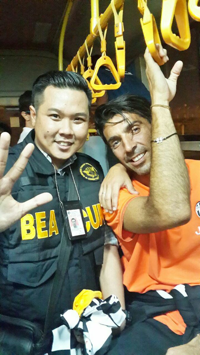 econk57's tweet photo. krn profesi bs ketemu idola Gianluigi Buffon hehe...ganteng gak om @beacukaiRI ?? #abcd https://t.co/vt1vpbJw6y