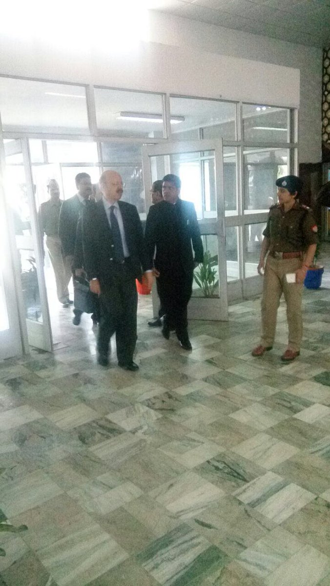 योजना भवन पहुँचे #CEO नसीम जैदी 

<a href="/ceoup/">CEO Uttar Pradesh</a>
<a href="/lucknow_dm/">DM LUCKNOW</a>
<a href="/lucknowpolice/">LucknowPolice</a> 
<a href="/javeeddgpup/">Sharon Myers</a>
<a href="/Uppolice/">UP POLICE</a>
<a href="/ChiefSecyUP/">S.P. Goyal, Chief Secretary, GoUP</a>
<a href="/UPGovt/">Government of UP</a>
<a href="/brajeshlive/">Brajesh Misra</a>
<a href="/upsunstar/">सन स्टार</a>