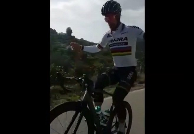 Watch Peter Sagan doing a no-handed wheelie ---> bit.ly/2lnDJMA
