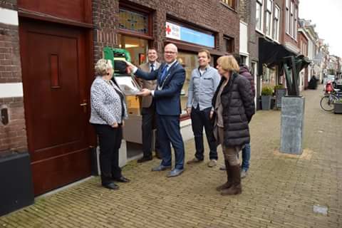RLTNederland's tweet photo. Burgemeester Klaas Tigelaar opent de 18e, door ons gerealiseerde en 24/7 beschikbare AED. Trots op #hartveiligwonen #Hartstichting https://t.co/jHfbHdlx5X