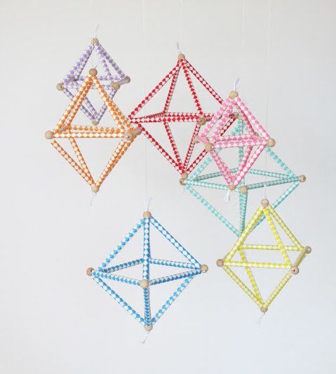 #DIY sur le blog de Sarah @Plaisanteries_ : retrouvez un #tutoriel pour fabriquer un mobile géométrique ! bit.ly/2kMGyJJ