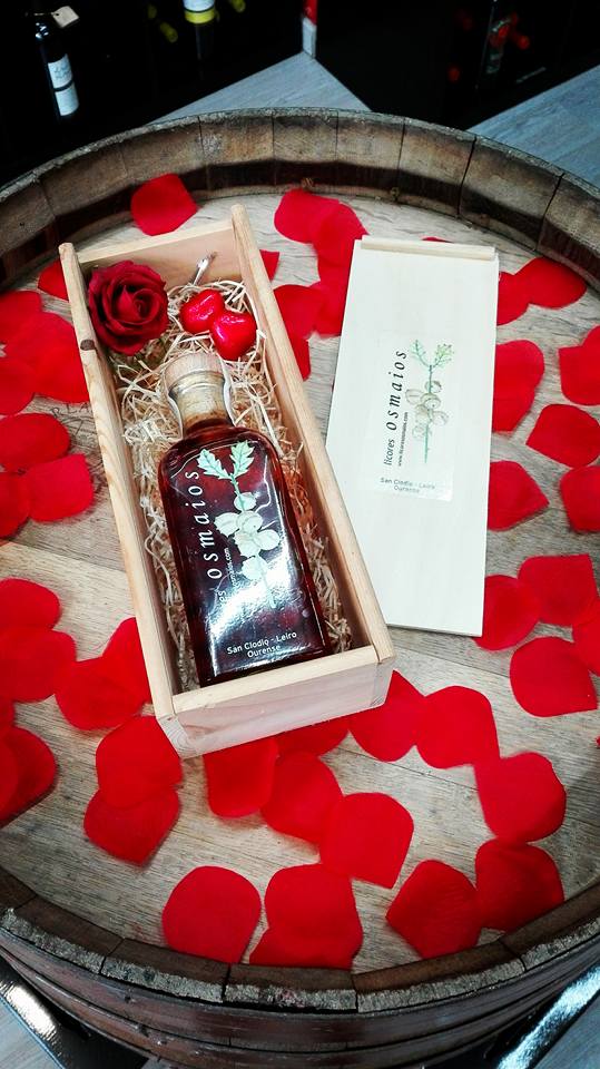 Estuche con Licor de Guindas 'Os Maios' y dos chocolatinas "Corazón" 
#regalos #ideaspararegalar #sanvalentin #love #diadelosenamorados