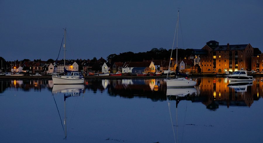 saltysamphire's tweet image. A lovely calm evening looking over the quay at #wellsnextthesea #northnorfolk #fuji