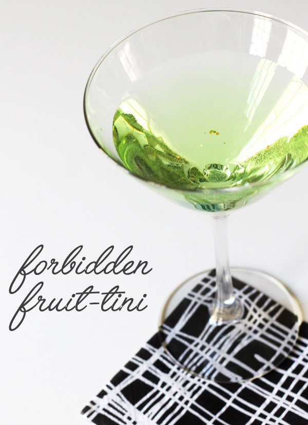 Forbidden Fruit-ini Cinnamon and Apple Valentine Day Cocktail alittleclaireification.com/2017/02/08/for…