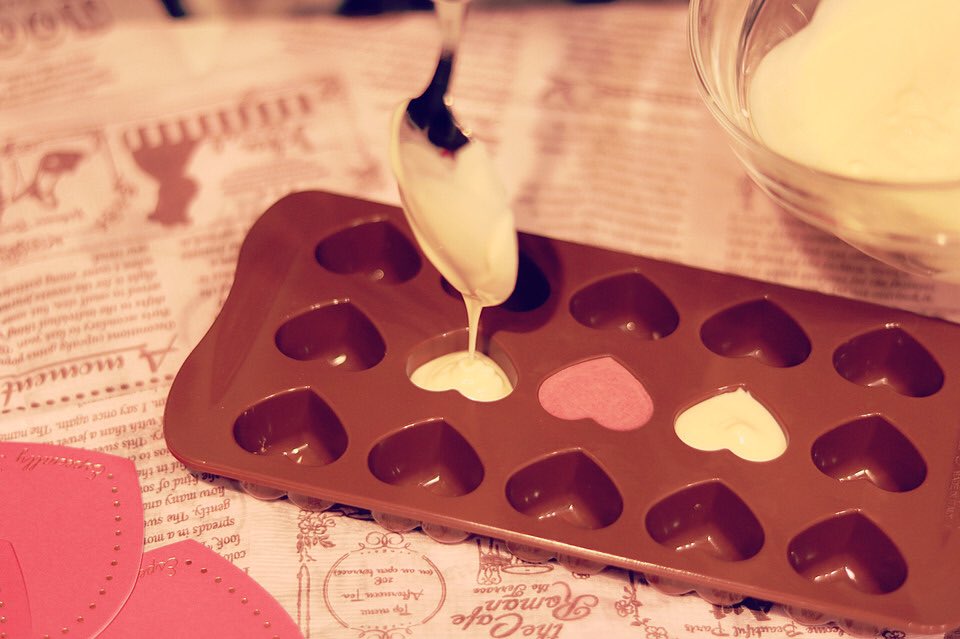 Поставь шоколад. Белый шоколад своими руками. Шоколадки сердечки ручной работы. Шоколад на белом фоне. Шоколадное сердце картинки.