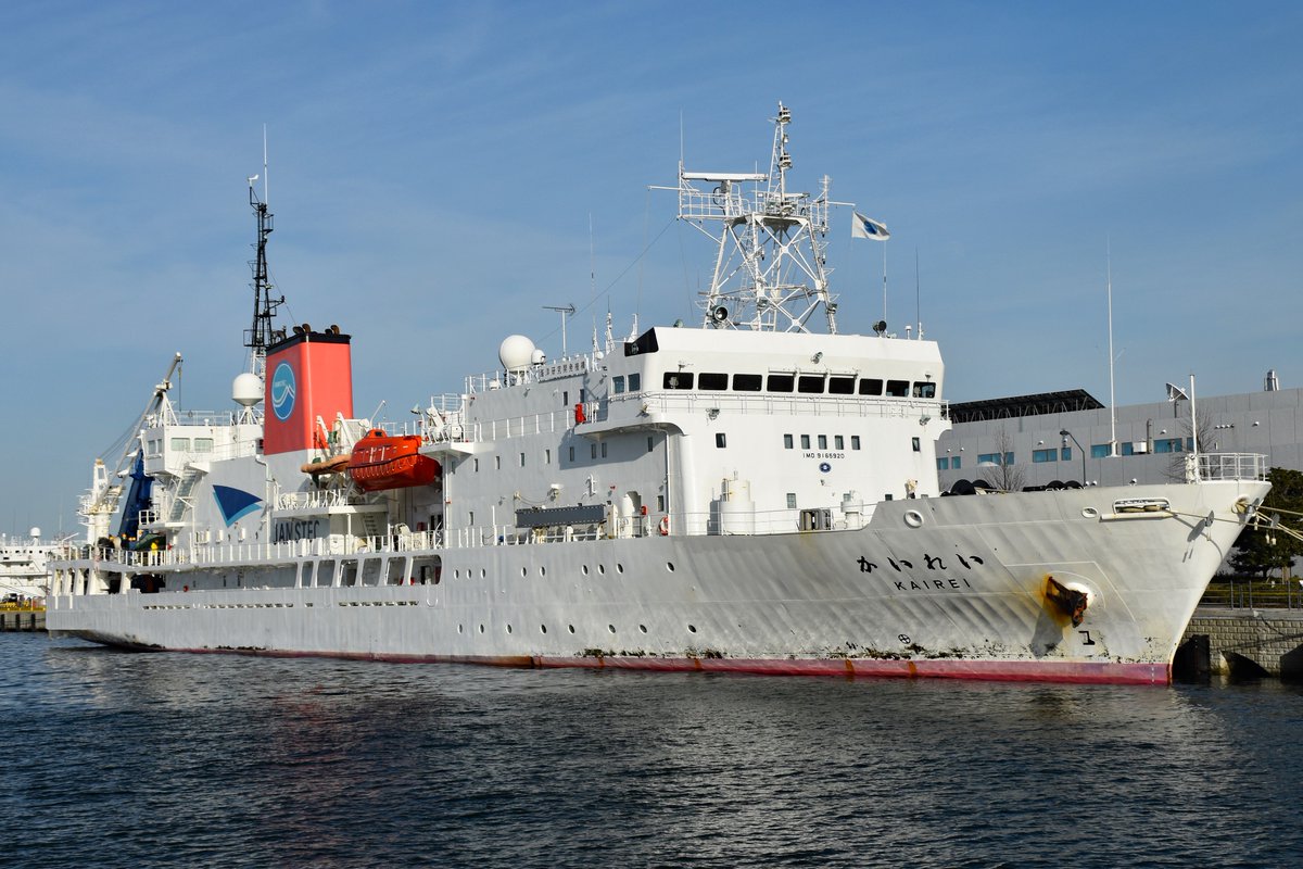 Garu 昼頃 海上保安庁横浜基地に入港した深海調査研究船 かいれい 海底のガメラやゴジラも発見したすごい船 映画の中で しきしまと並んで停泊してました かいれいチームの車も撮れた かいれい 海保 海上保安庁 みなとみらい