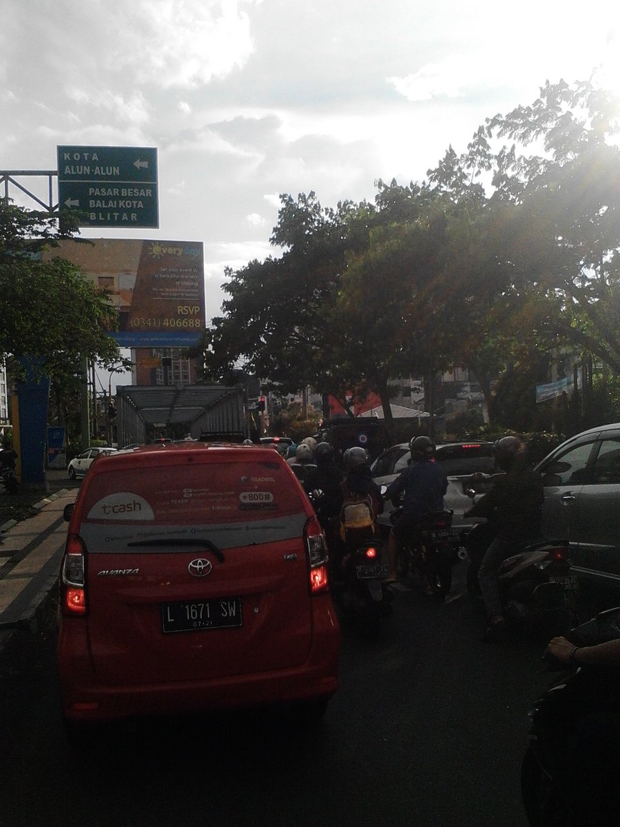 kikimaria8802's tweet photo. Pukul 17.37  lalu lintas jl soekarno hatta terpantau ramai lancar-mariabc2
@Edunewsfm @official_itv #trafficmalang https://t.co/p6TlmXqclr