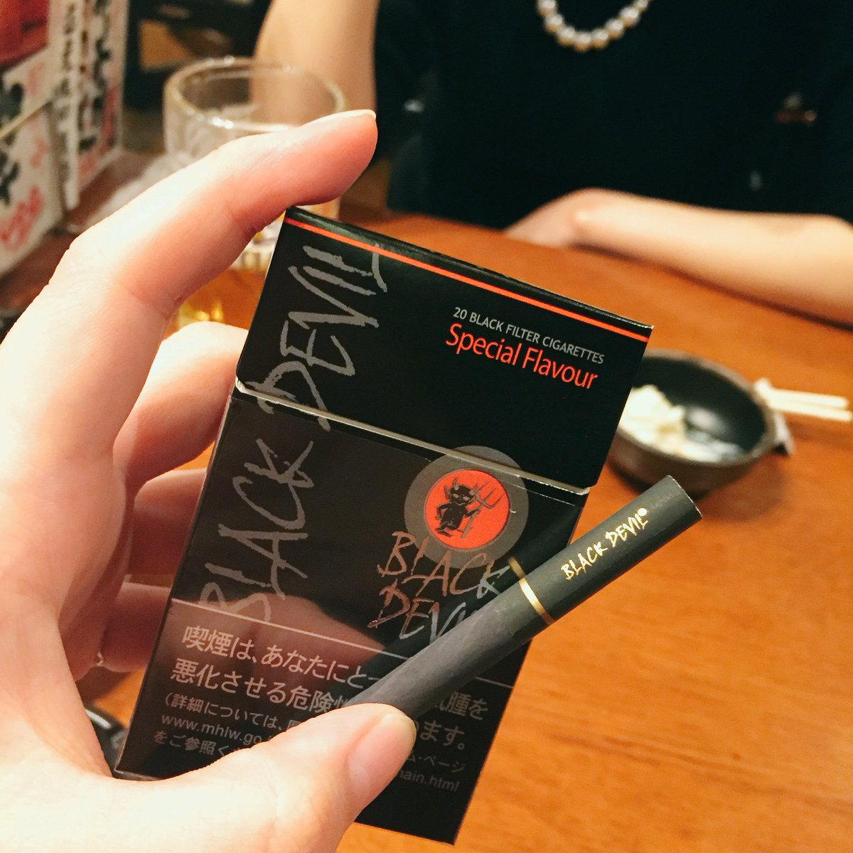 香魚 ドンキで変わったタバコ買うのおもしろいよね 笑 今度あった時チョコの一本あげるよ 香魚 ドンキで変わったタバコ買うのおもしろいよね 笑 今度あった時チョコの一本あげるよ